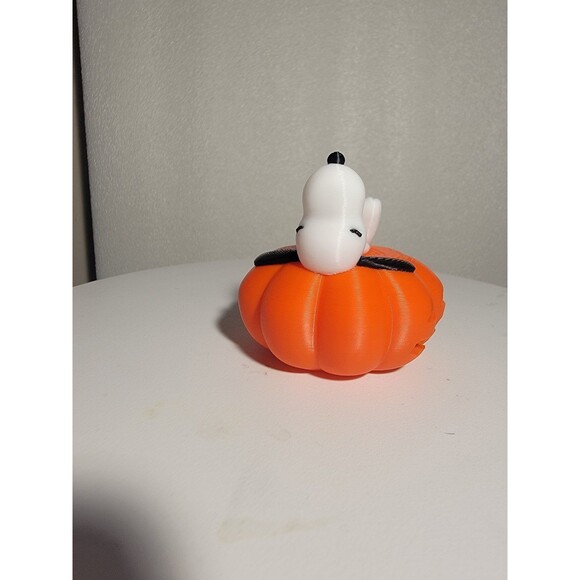 Pumpkin with Snoopy sleeping on top 3d printed - Picture 4 of 7